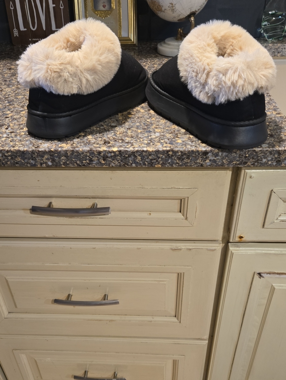 No Brand Fur Mules Clog Slippers — Black with Beige Fur Size 6